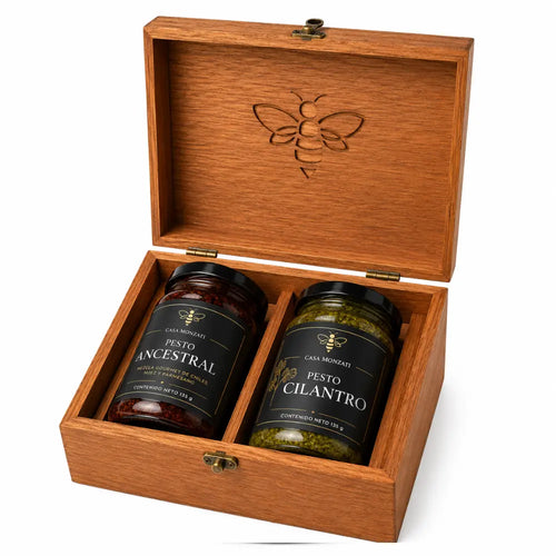 Caja de regalo abierta Casa Monzati con 2 pestos artesanales a elegir: Ancestral, Italiano o Cilantro
