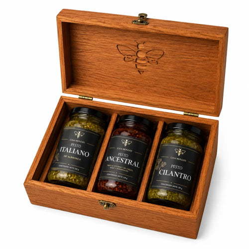 Caja de regalo abierta Casa Monzati con Pesto Ancestral, Pesto Italiano y Pesto de Cilantro artesanales
